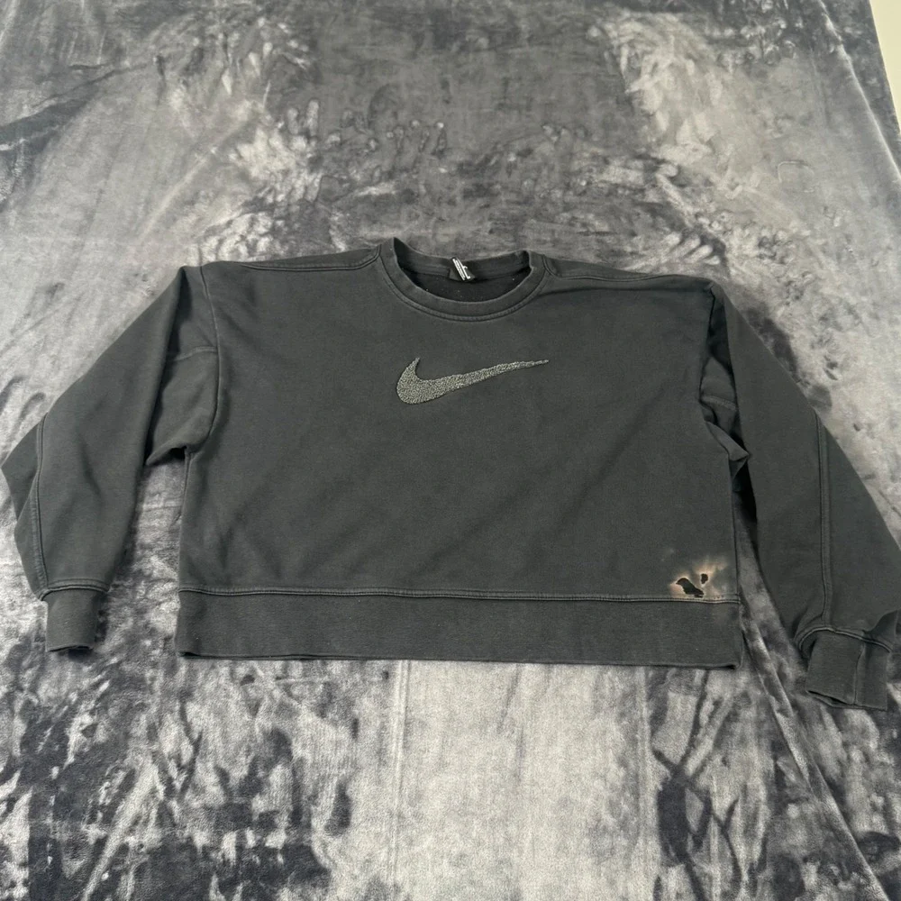 Nike Sweatshirt Womens Medium Black Cropped Chenille Swoosh Pullover 3122